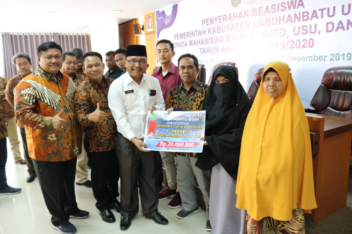 PENYERAHAN BEASISWA PEMERINTAH KABUPATEN LABUHAN BATU UTARA KEPADA MAHASISWA BARU UIN SU