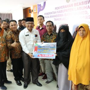 PENYERAHAN BEASISWA PEMERINTAH KABUPATEN LABUHAN BATU UTARA KEPADA MAHASISWA BARU UIN SU