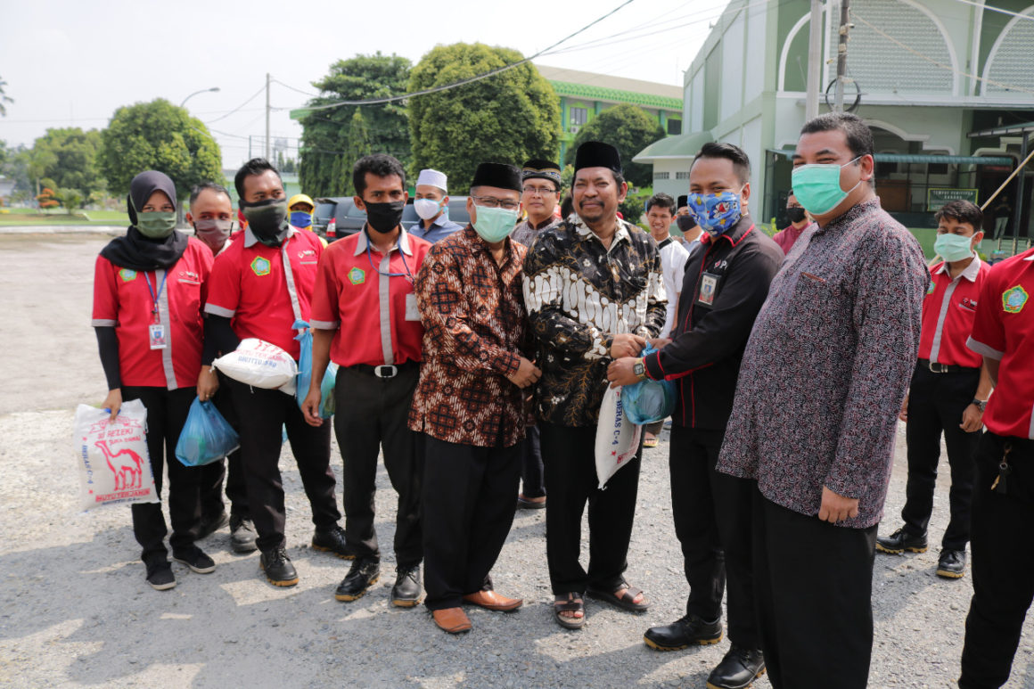 Usung Tema ‘Peduli Sesama,Ukhuwah Membawa Berkah’, UIN SU Salurkan 1.250 Paket Sembako, Hand Sanitizer dan Masker Bagi Warga Kampus dan Masyarakat