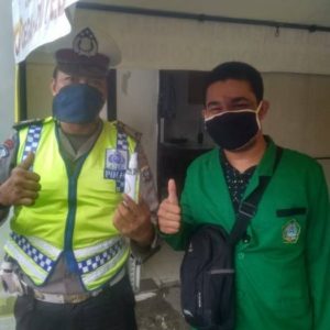 Gugus Tugas Covid-19 UIN SU Medan Bagikan Hand Sanitizer Ke Ojol dan Penjual Menu Berbuka di Kota Medan