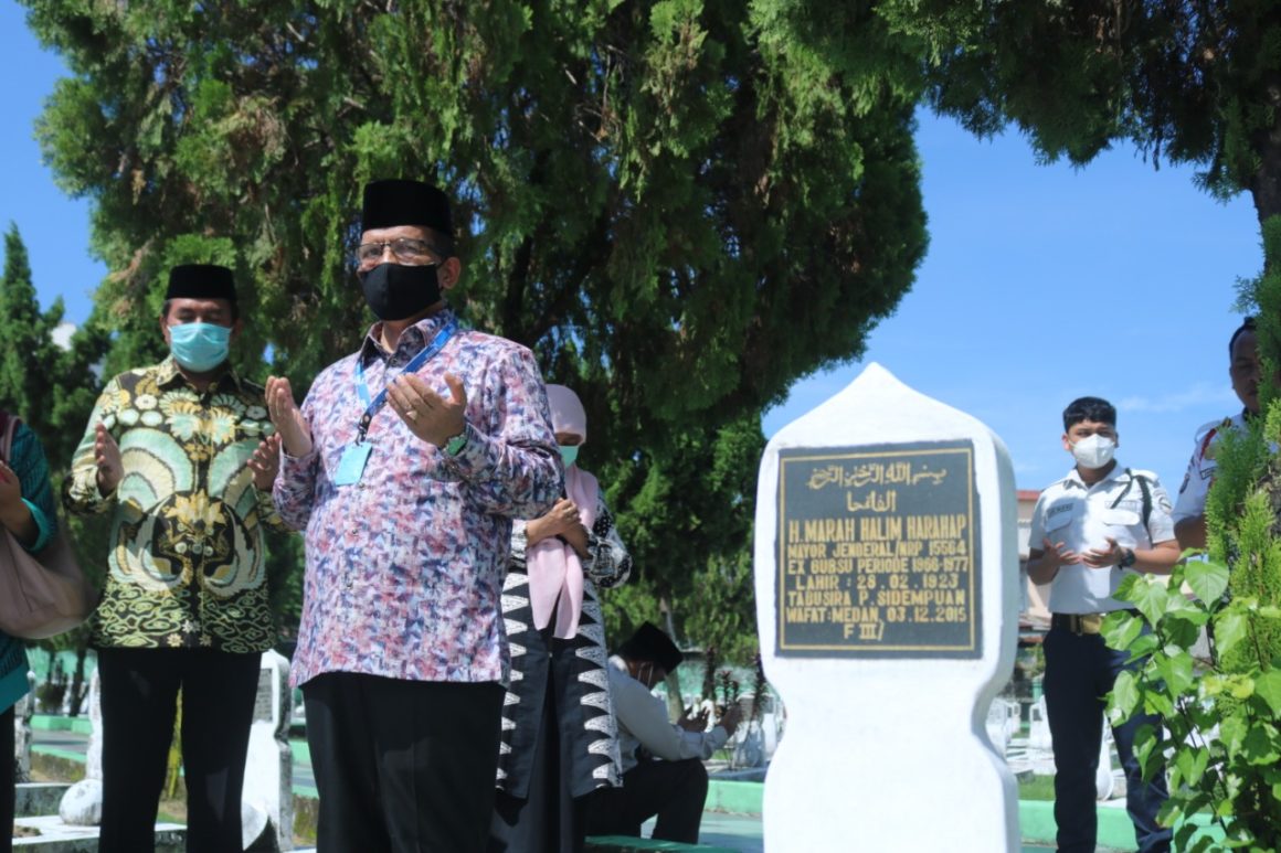 Ziarah Makam Pahlawan Peringati Dies Natalis ke-47 UIN SUMUT : Marah Halim Berjasa Besar dalam Pengembangan Islam