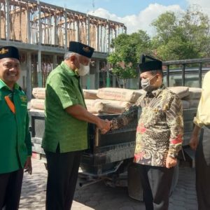 Rektor Serahkan Bantuan Kader NU UIN Sumut untuk Pembangunan UNUSU