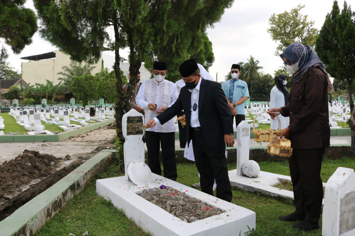 Rektor Pimpin Ziarah Makam Pendiri UIN Sumut dan Shalawat Munjiyat Alumni Harus Kontributif Bagi Pembangunan Peradaban