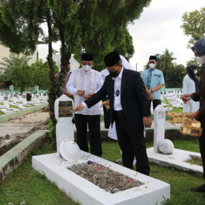 Rektor Pimpin Ziarah Makam Pendiri UIN Sumut dan Shalawat Munjiyat Alumni Harus Kontributif Bagi Pembangunan Peradaban