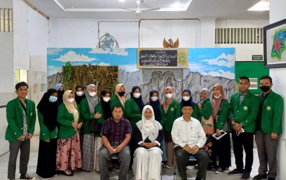 Penyerahan Mahasiswa Manajemen Pendidikan Islam (MPI) Praktikum PPL 2 di MTS Lab UIN SU